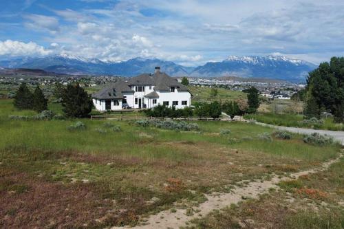 Ranch Mansion 6 Acres & 360 Mnt Views & Hiking!