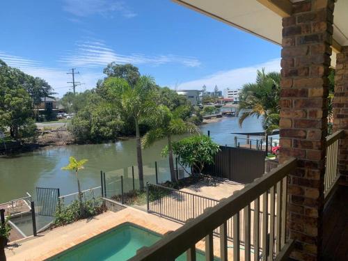 Waterfront Luxury 4 bed Home walking to Broadwater