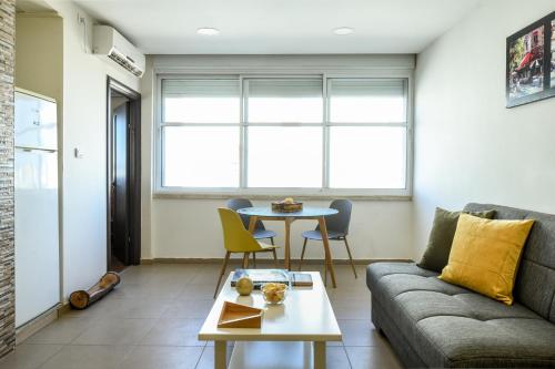 Simple Living in Netanya Center by Sea N' Rent