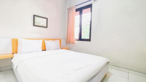 Cozynest Tenggilis Room Type - Standard Double Room
