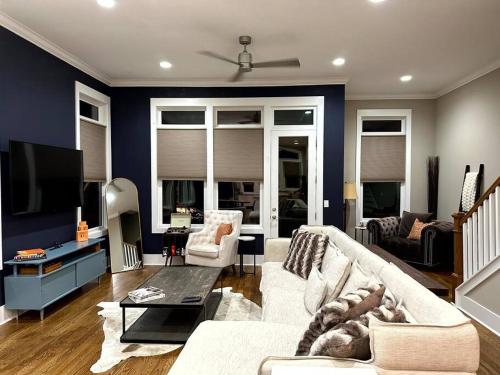 East Nashville Retreat: Chic 3BR w Rooftop Hot Tub in Nashville, USA