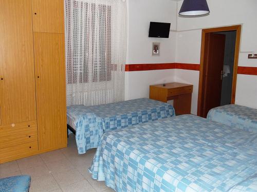 1 queen bed, 2 twin beds