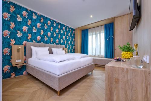 Hotel Der Einrichter Room Type - Deluxe Double Room (2 Adults + 1 Child)