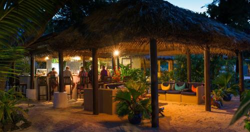 パブ/ラウンジ, ナブツ スターズ リゾート (Navutu Stars Resort) in ヤサワ島