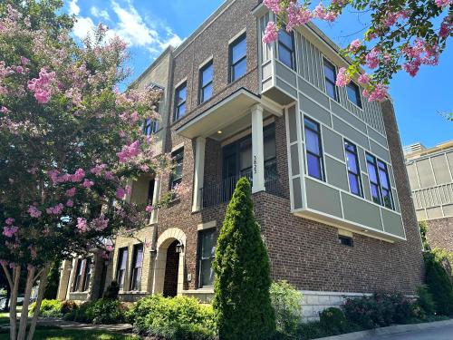 East Nashville Retreat: Chic 3BR w Rooftop Hot Tub in Nashville, USA