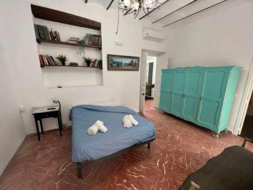 Six-Bedroom House image 6