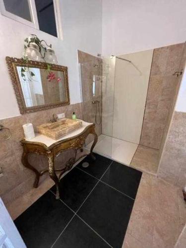 Six-Bedroom House image 3