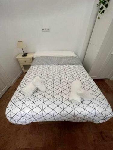 Six-Bedroom House image 2