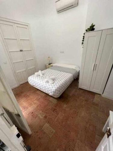 Six-Bedroom House image 1