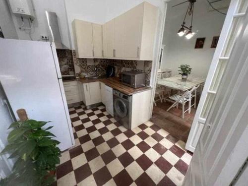 Six-Bedroom House image 8