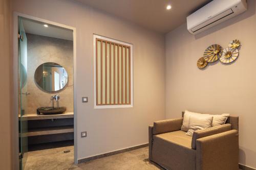 Junior Suite with Inland View image 9