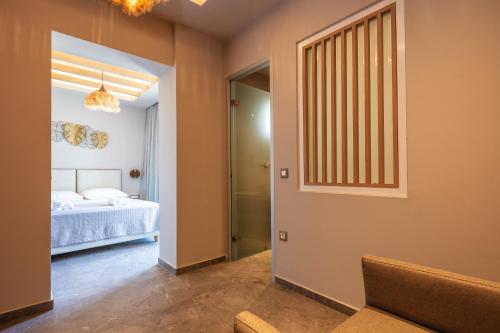 Junior Suite with Inland View image 8
