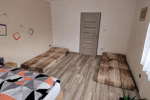 Moderní klidný apartmán v přírodě, s parkováním.