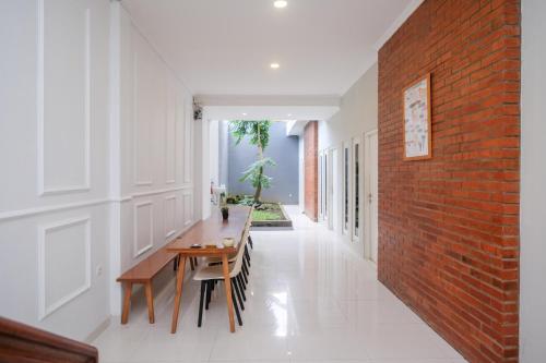 Urbanview Stay at H jakal by RedDoorz