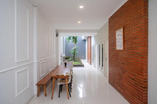 Urbanview Stay at H jakal by RedDoorz