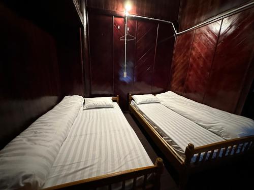 2 twin beds