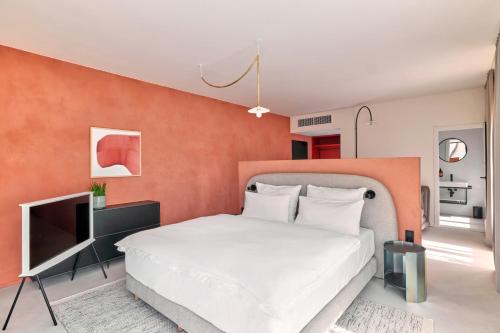1 queen bed, 1 sofa bed
