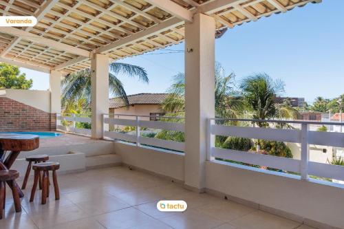 Triplex com piscina no Porto das Dunas Tactu