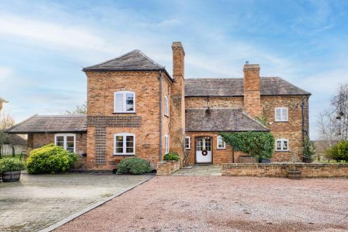 1 acre Farmhouse w/ hot tub and countryside views!