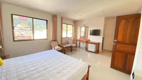 room detail thumbnail 2