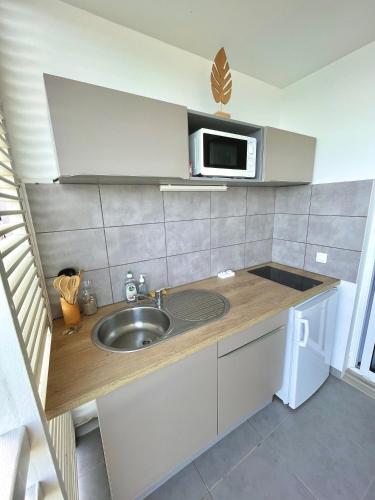 ห้องครัว, Charmant appartement avec piscine et vue sur mer in เลอ ยามัน