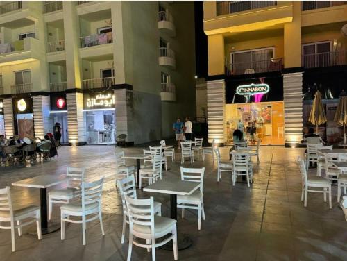 Restaurant, تمتع بالإقامة في شاليه فندقي بمنتجع جولف بورتو مارينا الساحل الشمالي العلمين - Enjoy your stay at G in El Alamein