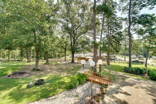 Charming Texarkana Home Lake and Pool Access!