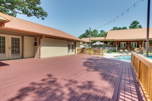 Charming Texarkana Home Lake and Pool Access!