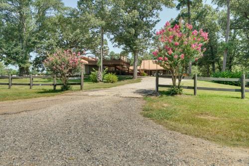 Charming Texarkana Home Lake and Pool Access!