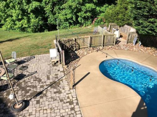 Apartment with hot tub & a pool! in Knoxville, USA