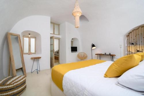 Premium Santorini Villa 1 Bedroom Villa Jacuzzi Underground Private Jacuzzi and Lovely Outdoor Space Fira
