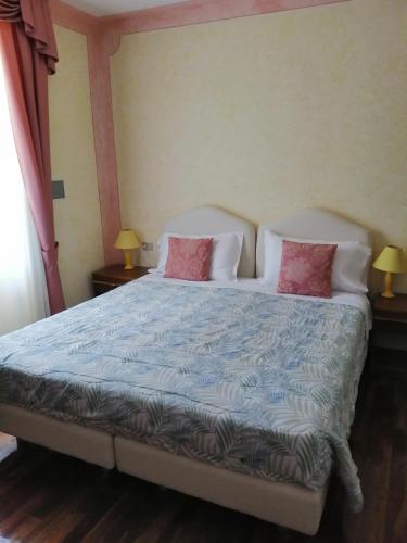 Double or Twin Room with Lake View