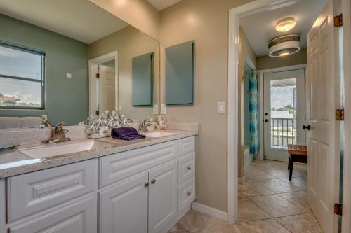 Villa Aarte by Roelens Vacations – Cape Coral, FL