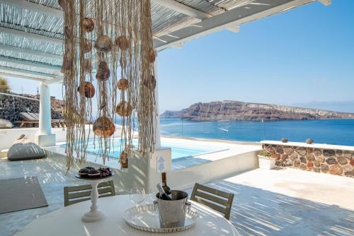 Unparalleled Luxury at Villa Ode, Oia - 4 Bedrooms - Private Parking, Sunset Views, and Tranquil Poolside Retreat