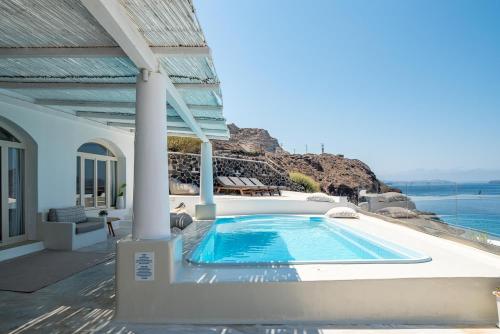 Unparalleled Luxury at Villa Ode, Oia - 4 Bedrooms - Private Parking, Sunset Views, and Tranquil Poolside Retreat