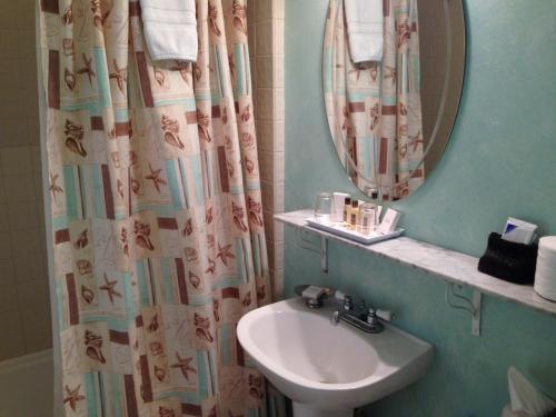 Hibiscus Room