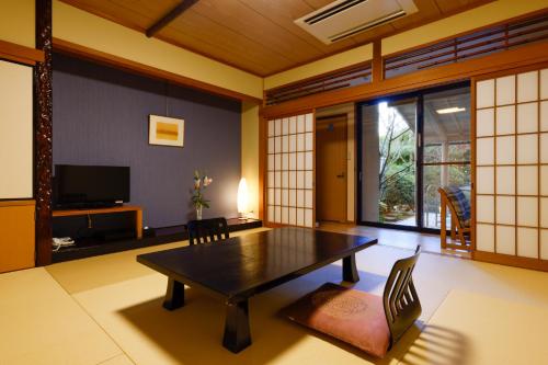 room detail thumbnail 1