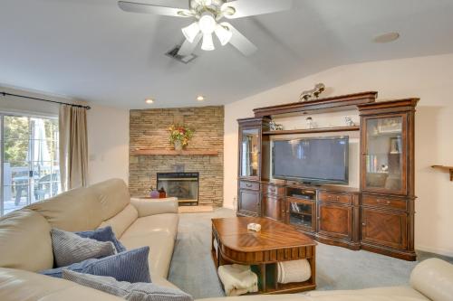 Lovely Lake Hartwell Retreat with Dock and Grill! in Hartwell, USA