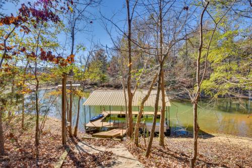 Lovely Lake Hartwell Retreat with Dock and Grill! in Hartwell, USA