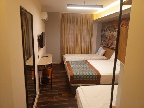 1 queen bed, 2 twin beds