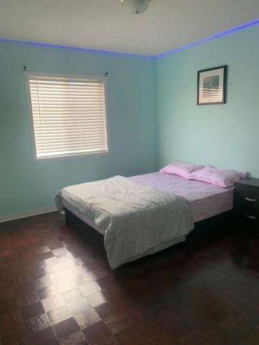 Near Toronto Pearson Airport - Standard Queen Room and Free Parking