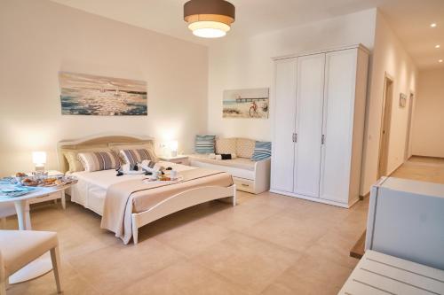 1 king bed, 2 twin beds, 1 sofa bed