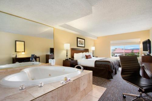 Wingate by Wyndham Chattanooga near Tennessee Valley Railroad Museum