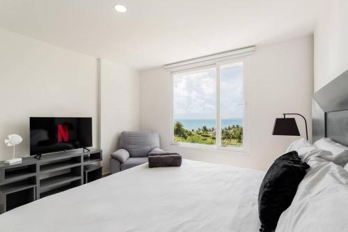 Seacost Beachfront 2BDR with pool by Casa Paraiso