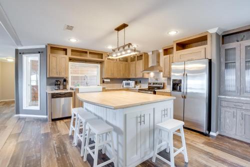 Many Waterfront Vacation Rental with Boat Launch! in Alliance, USA