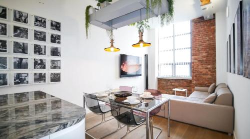 1-Bed Loft Apartment - Free Parking Central