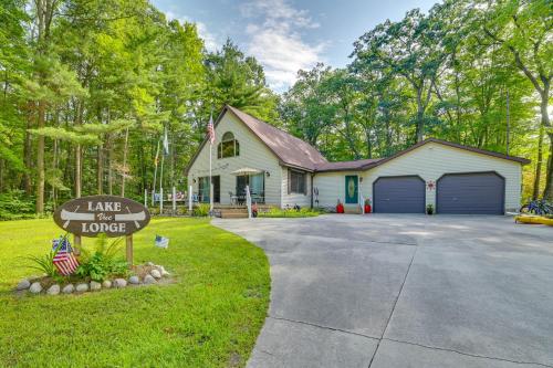 Inviting Lake Vue Lodge Home with Fire Pit and Deck in Lewiston, USA
