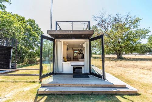 The Honeycomb-Tiny Container Home 12 Min. to Magnolia/Baylor Waco