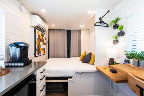 The Honeycomb-Tiny Container Home 12 Min. to Magnolia/Baylor - main image