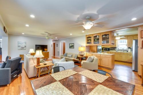 Spacious Lake Hartwell Home with Private Boat Dock! in Anderson, USA